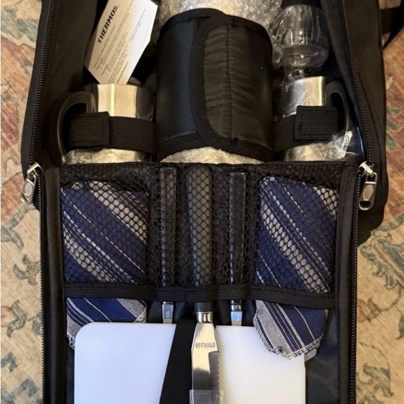 THERMOS Picnic Cooler Bag with Tableware - Picture 2 of 3